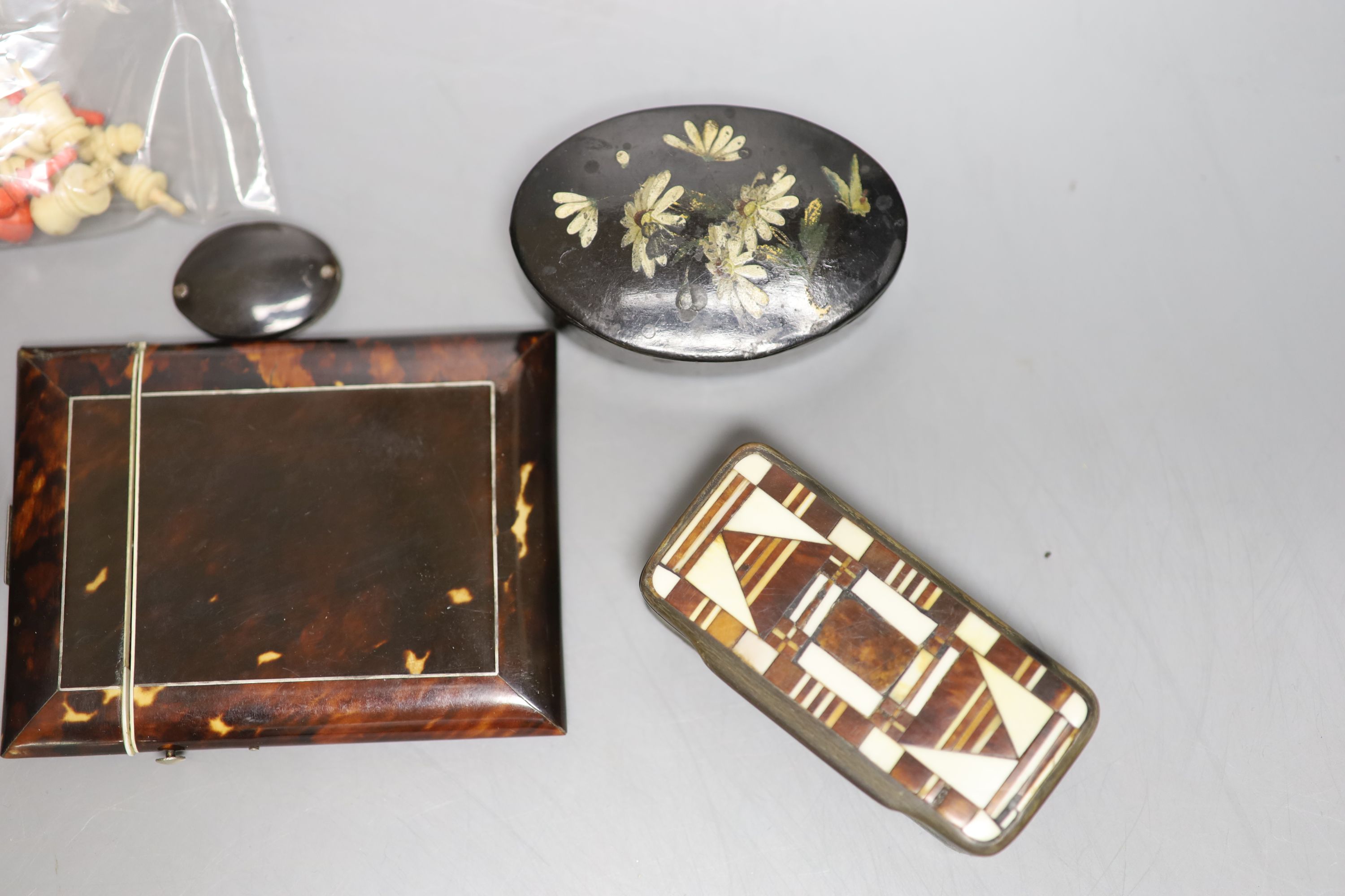 A tortoiseshell card case, a miniature chess set and various boxes, etc.